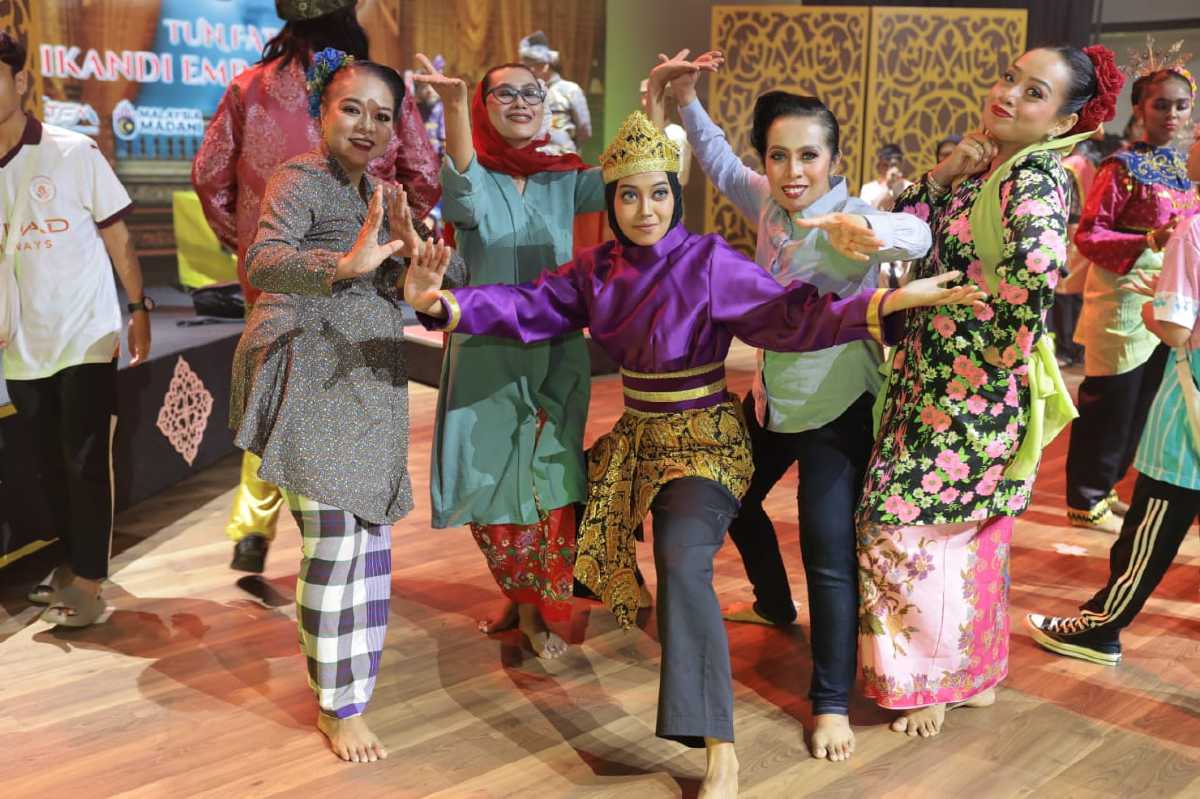 ADAWEYA (tengah) bersama rakan-rakan yang menjayakan Teater Tun Fatimah Seri Kandi Empayar Melaka.