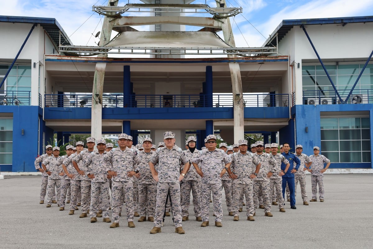  HAMID (depan sekali) bersama anggota Maritim yang menyertai Eksesais Maritim Perkasa Timur 2023. FOTO Ihsan  Agensi Penguatkuasaan Maritim Malaysia 