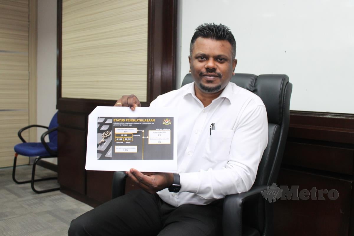 Ahli Exco Arul Kumar menunjukkan carta tindakan penguatkuasaan JTK Negeri Sembilan terhadap majikan. FOTO MOHD AMIN JALIL