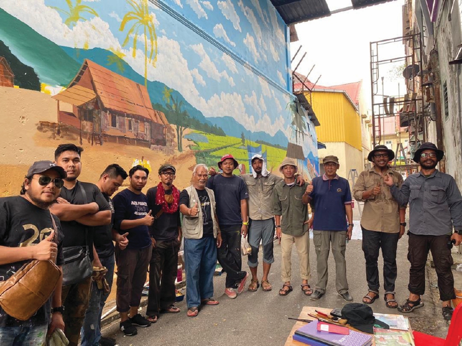 BERGAMBAR bersama Geng Peseni di Lorong Jalanan Seni bandar, Kota Bharu.  FOTO: Ghazali Kori