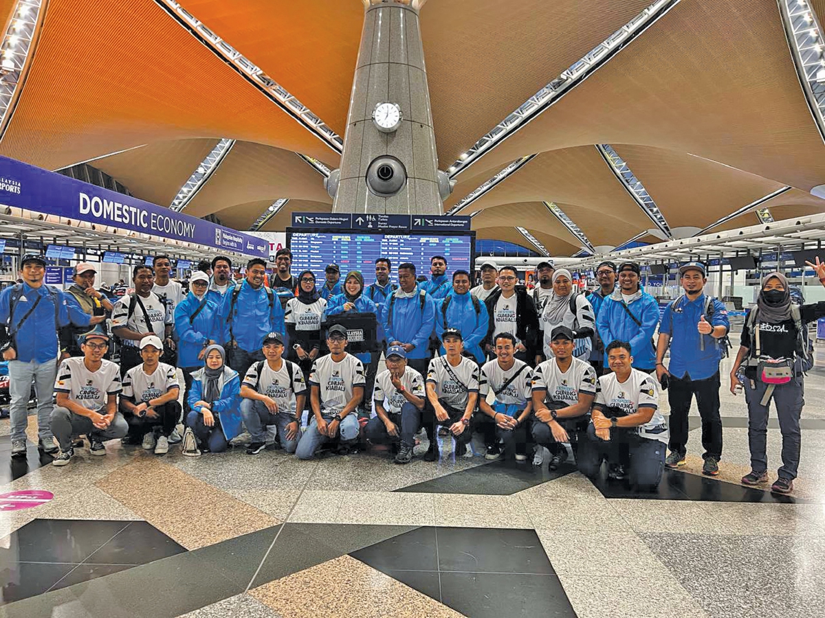 BARISAN peserta di KLIA sebelum bertolak ke Sabah.