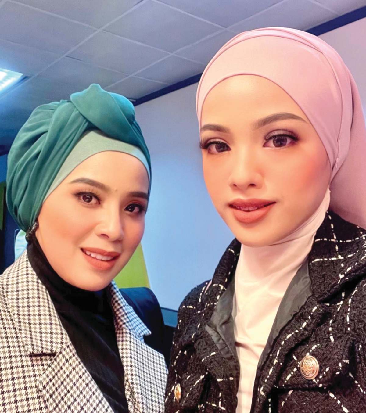 SITI Maryam (kiri) bersama model yang ingin menggayakan tudung gaya Turki.