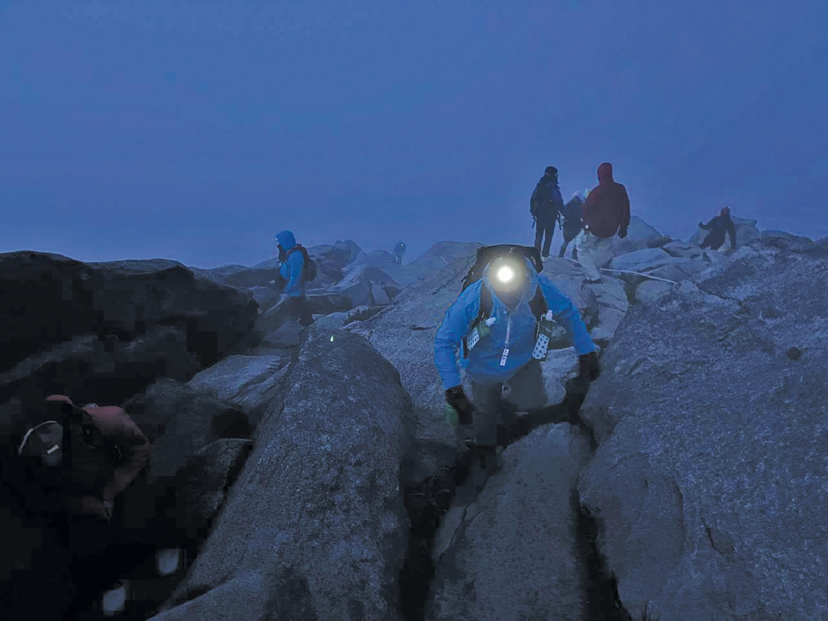 LALUAN mencanak dan sejuk menjadi cabaran pendakian di awal pagi.