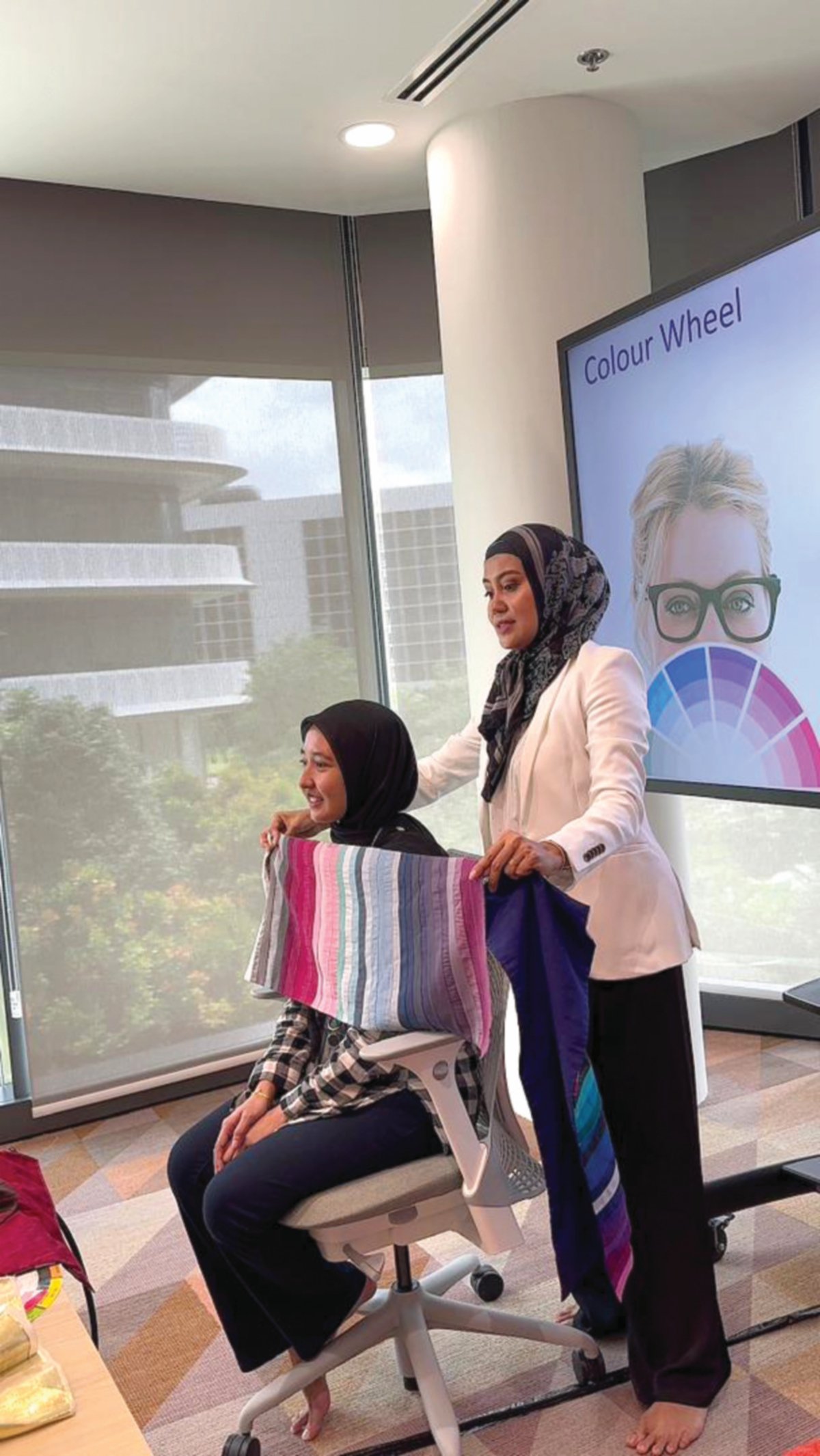 ANTARA aksi Wawa ketika memadankan warna kepada peserta kursusnya.