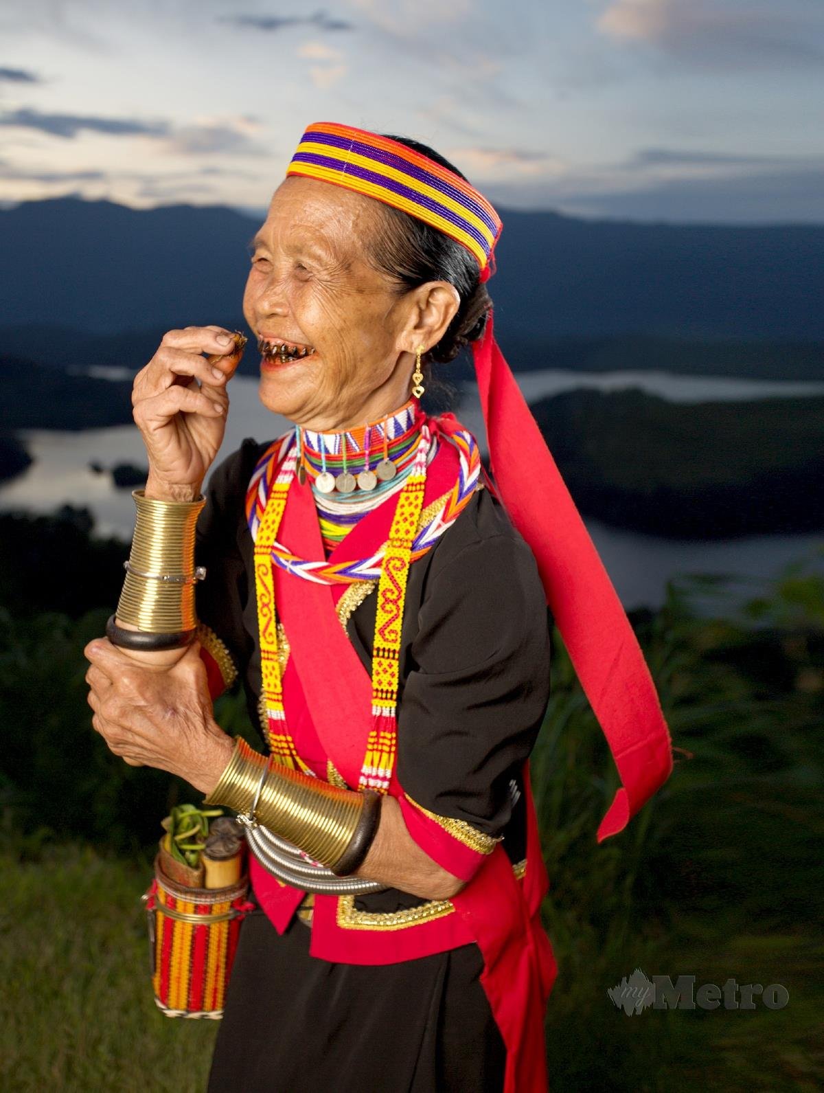 TAWUD Luhan yang berusia 77 tahun adalah salah seorang daripada empat orang wanita Bidayuh yang masih setia dengan budaya memakai gelang tembaga.