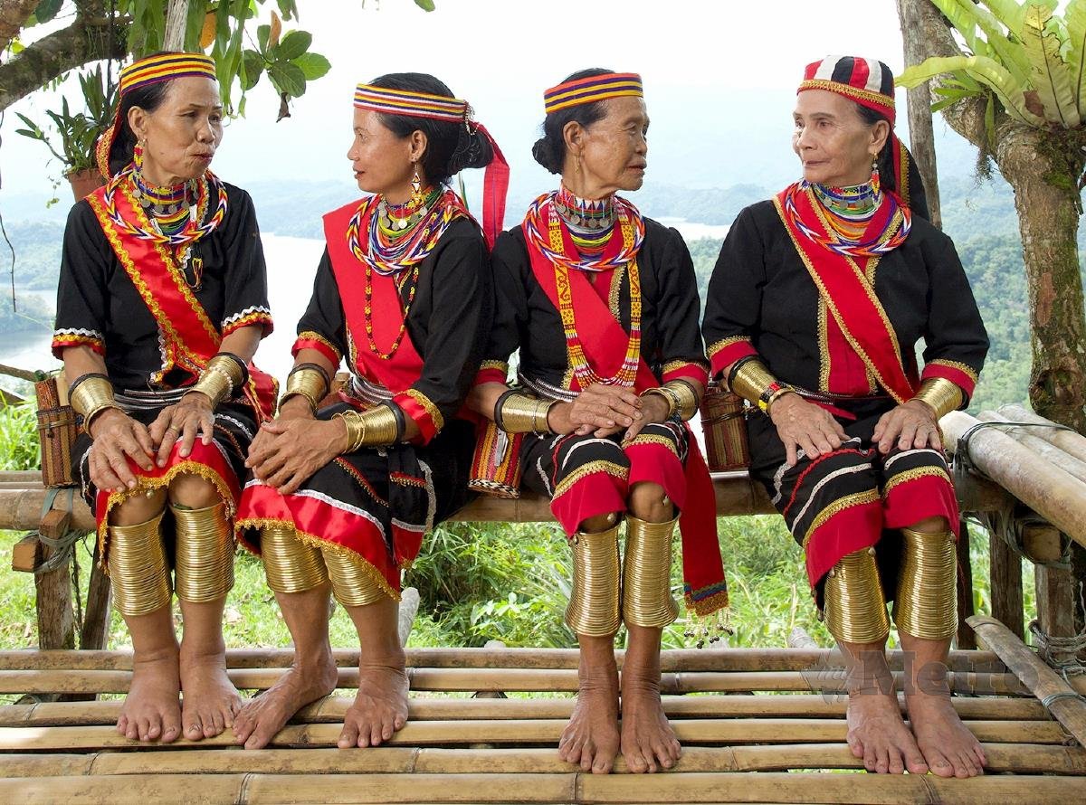 WANITA Bidayuh yang masih mempertahankan legasi tradisi nenek moyang mereka.