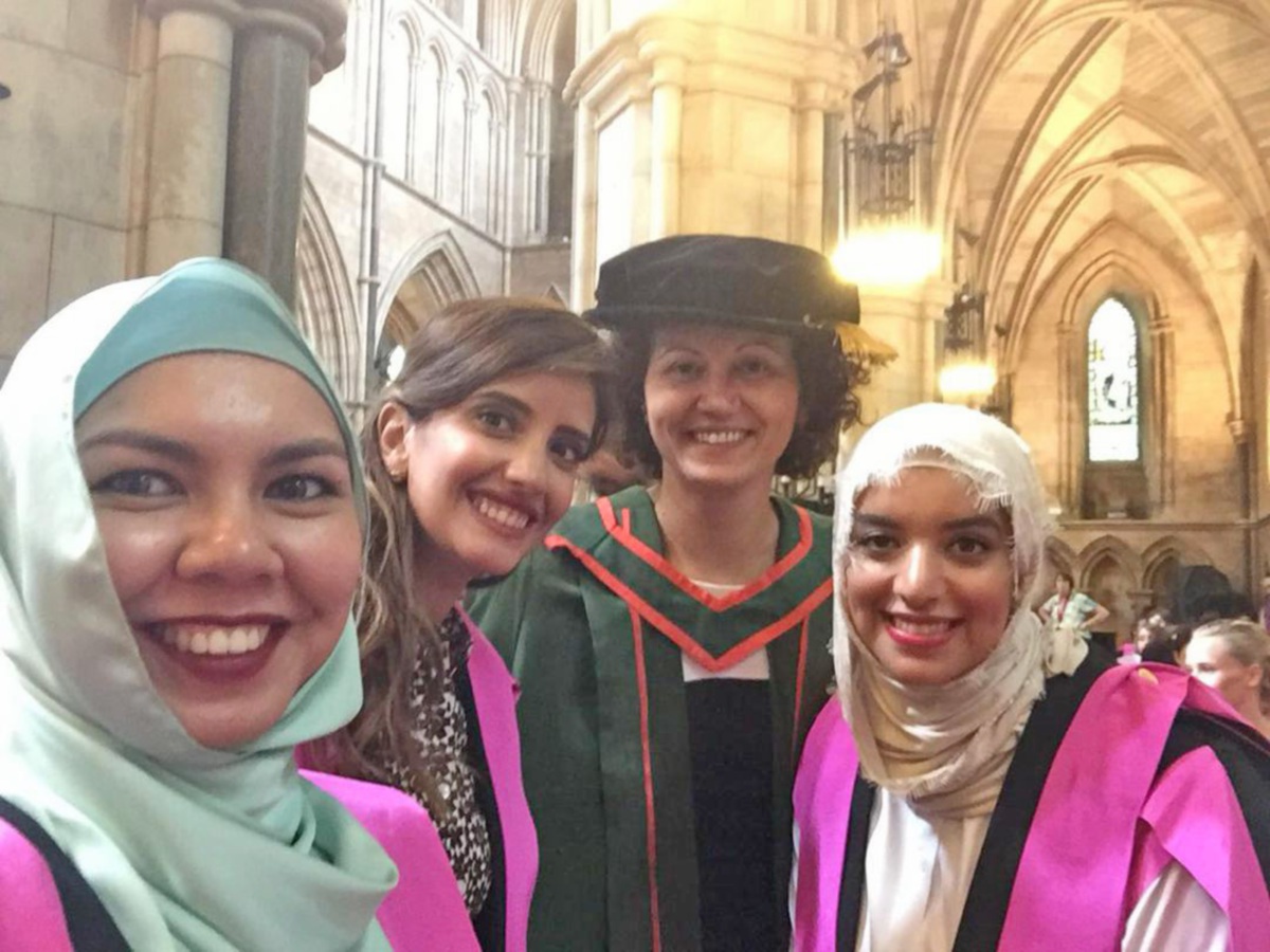 DR Wafa (kiri) bersama rakan-rakan ketika majlis graduasi Kings College London.