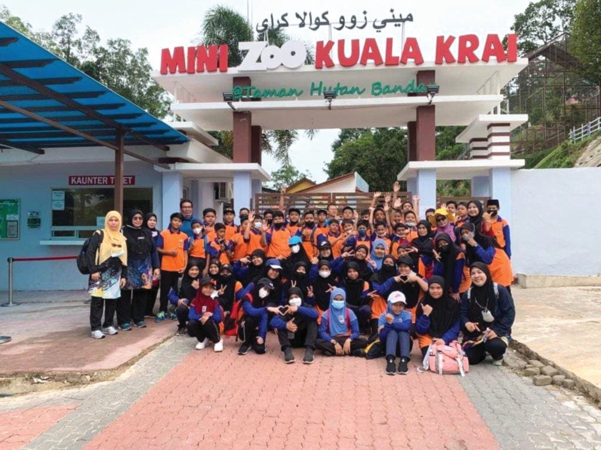 TUMPUAN pelbagai lapisan masyarakat termasuk pelajar sekolah dari seluruh Kelantan.