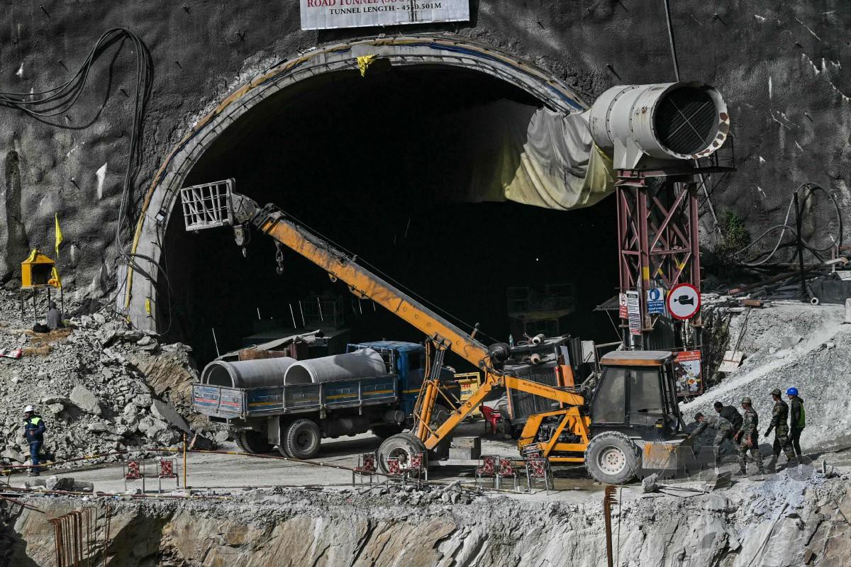 TENTERA bersiap sedia di lokasi runtuhan terowong jalan Silkyara untuk menyelamatkan 41 buruh yang terperangkap dalam terowong itu. FOTO AFP