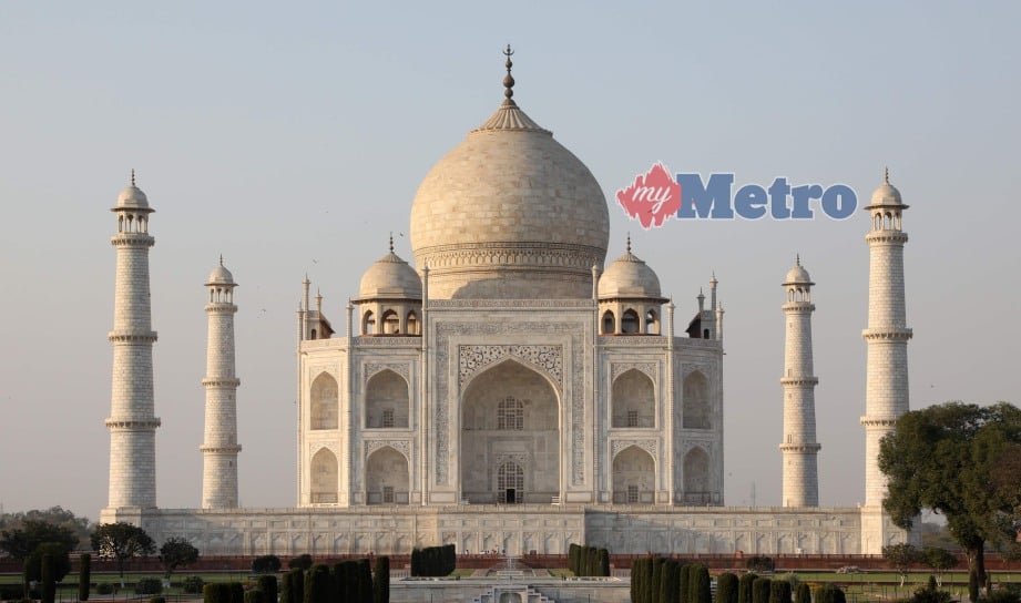 IMEJ monumen cinta agung terkenal dunia, Taj Mahal yang diambil pada 11 Mac 2018 kini berwarna kekuningan akibat pencemaran. - Foto AFP