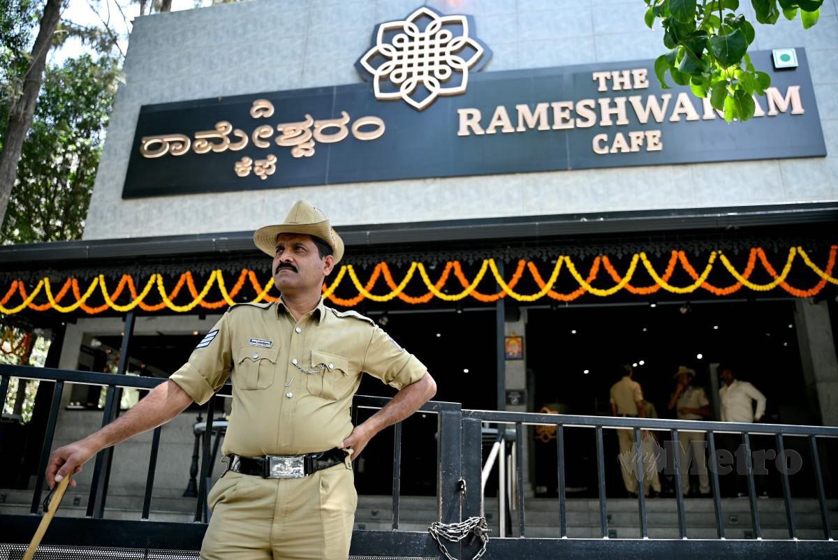 ANGGOTA polis mengawal di Kafe Rameshwaram, lokasi di mana berlaku letupan mengakibatkan lapan cedera semalam. FOTO AFP