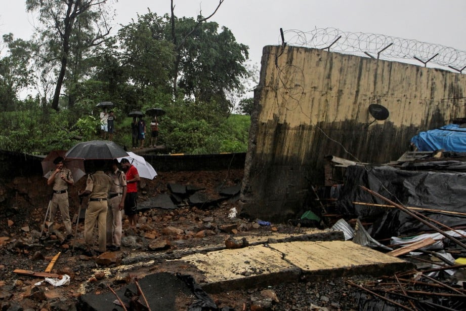15 orang terbunuh selepas dinding di kawasan setinggan Tanaji Kamble runtuh ketika hujan lebat awal pagi ini. FOTO Reuters