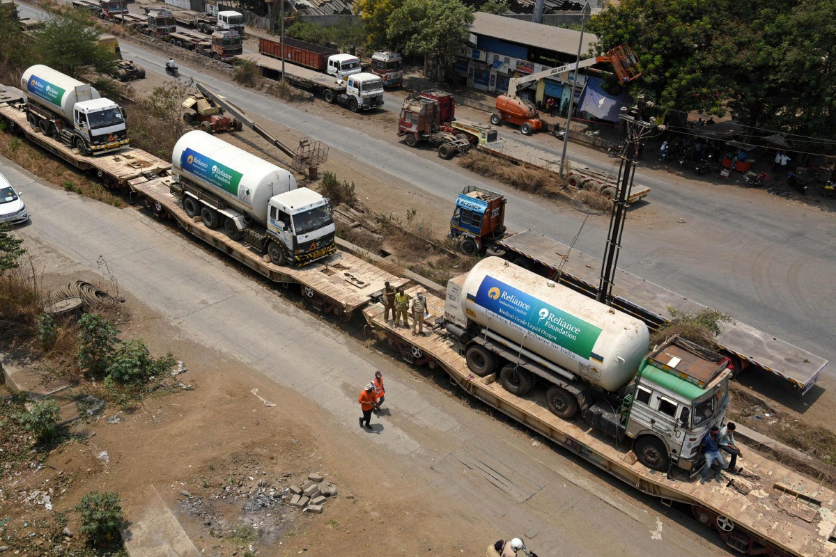 FOTO fail menunjukkan kereta api ‘ekspres oksigen’ tiba di Mumbai. FOTO AFP s