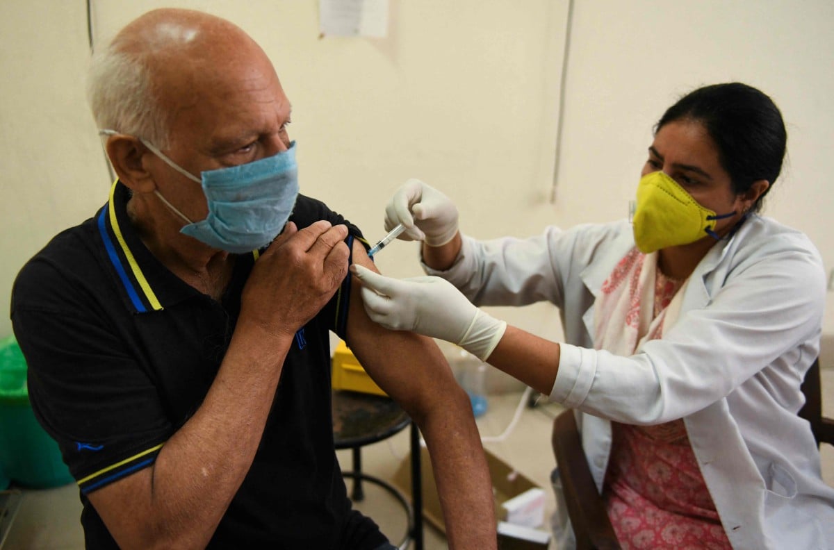 SEORANG lelaki menerima vaksin covid-19 di sebuah hospital di Amritsar. FOTO AFP 