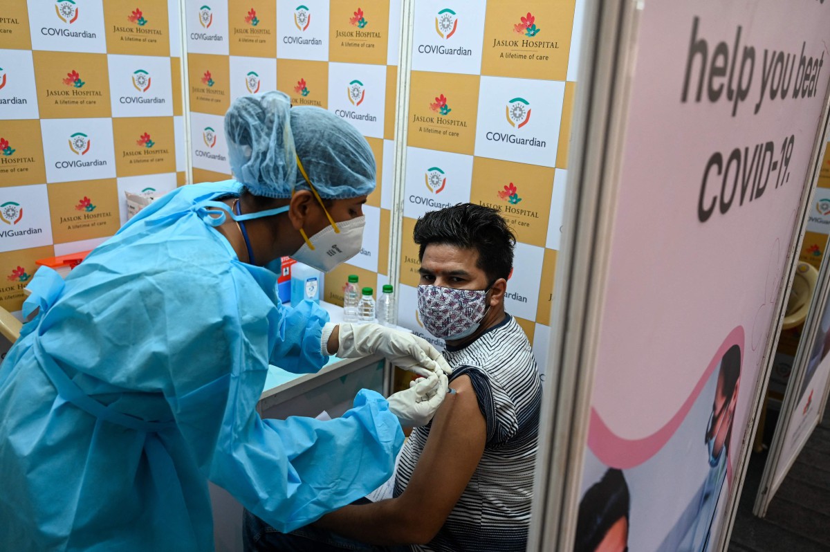 SEORANG lelaki menerima suntikan dos vaksin Covid-19 Covishield di Mumbai. FOTO AFP 