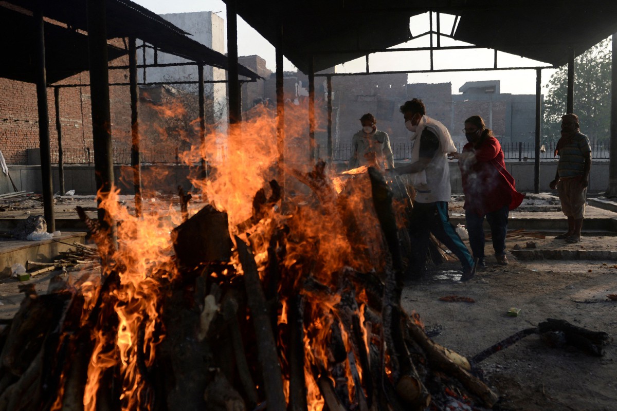AHLI keluarga tiba untuk upacara pembakaran mayat pesakit Covid-19 dari India. FOTO AFP 
