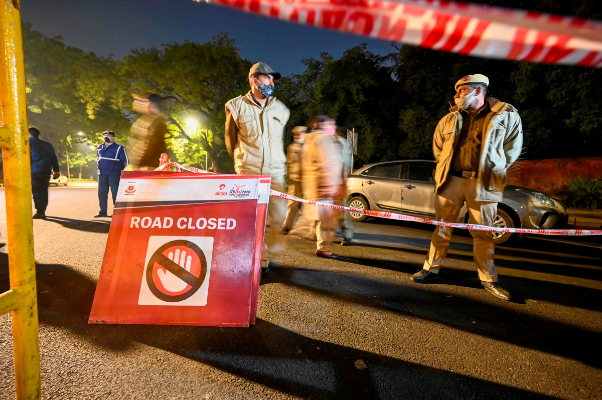  ANGGOTA keselamatan menyekat jalan. FOTO AFP