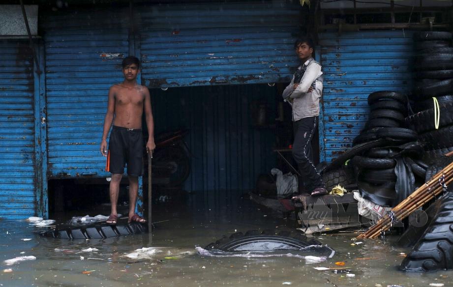 PENDUDUK selepas banjir teruk melanda Mumbai.