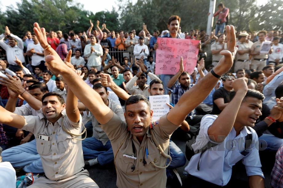 ANGGOTA polis ketika menyertai demonstrasi di luar ibu pejabat polis di New Delhi berikutan perbalahan dengan peguam hari ini. - Foto REUTERS