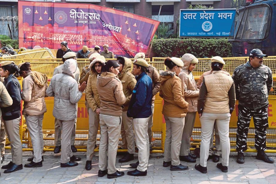 ANGGOTA polis wanita berkumpul di luar Uttar Pradesh sebelum demonstrasi.