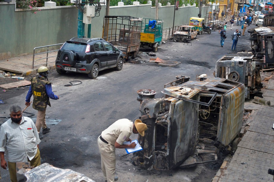 ANTARA kenderaan yang dibakar dalam rusuhan berkenaan. FOTO AFP 