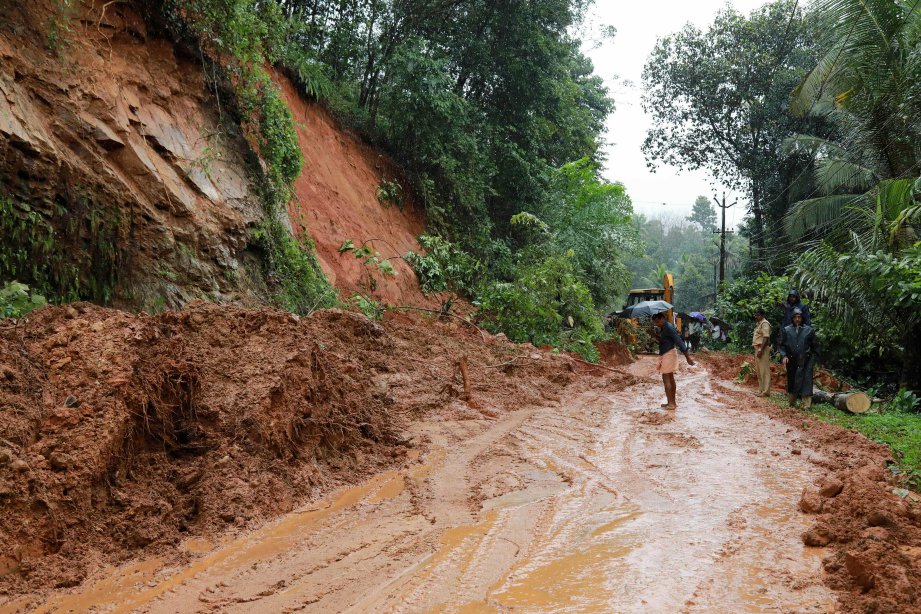 PASUKAN penyelamat sedang melakukan kerja pembersihan akibat tanah runtuh di Kerala, India. Foto AFP