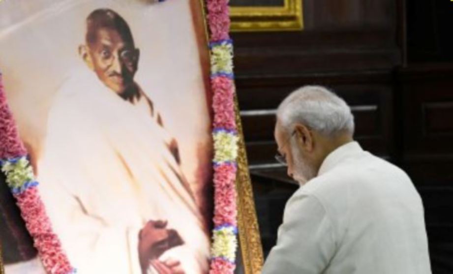 MODI menunjukkan penghormatan kepada Gandhi di Parlimen di New Delhi, semalam. FOTO EPA 