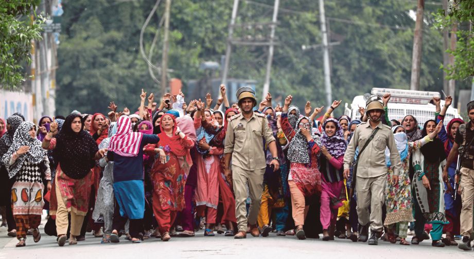 RIBUAN orang juga memprotes di Srinagar termasuk bertempur dengan anggota keselamatan. FOTO: AFP