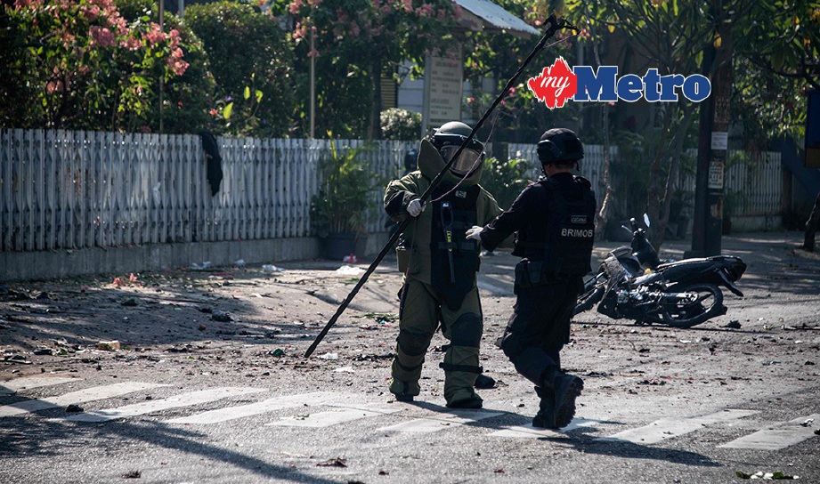 SKUAD antibom polis Indonesia sedang menjalankan tugas di tempat kejadian. FOTO/AFP 