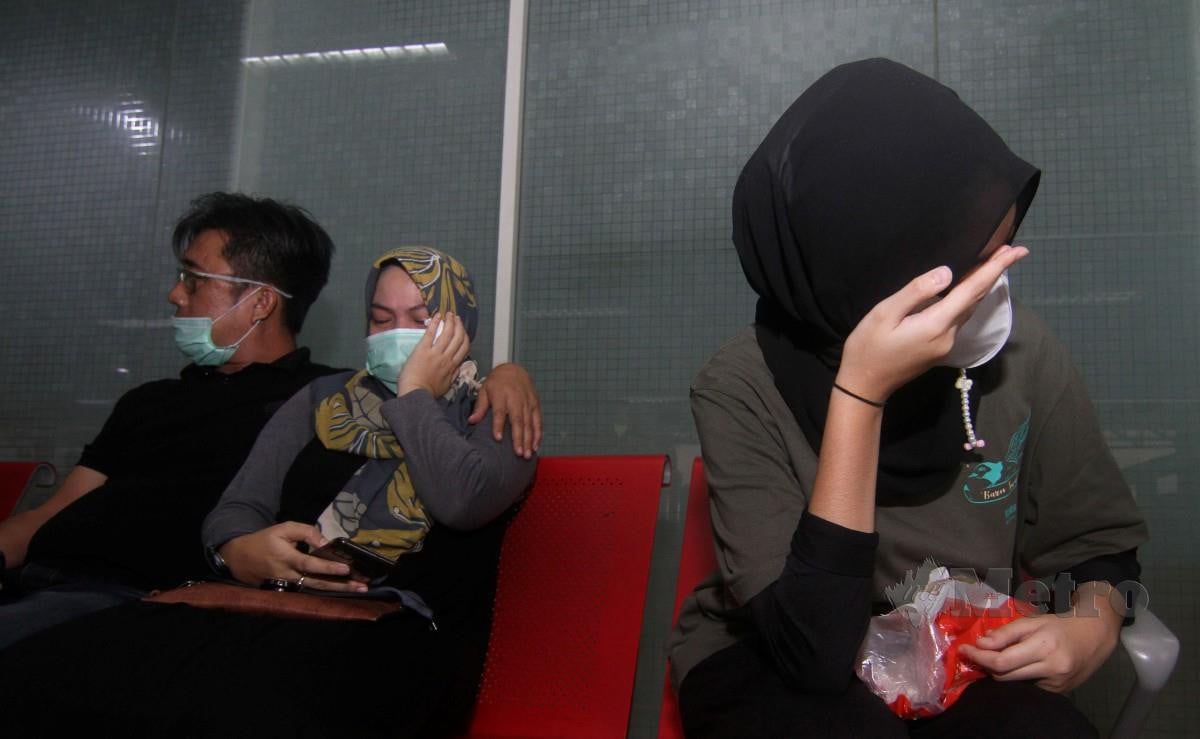 Ahli keluarga mangsa penumpang pesawat Sriwijaya Air menanti perkembangan terkini nahas di Lapangan Terbang Supadio di Pontianak, Indonesia. FOTO AFP