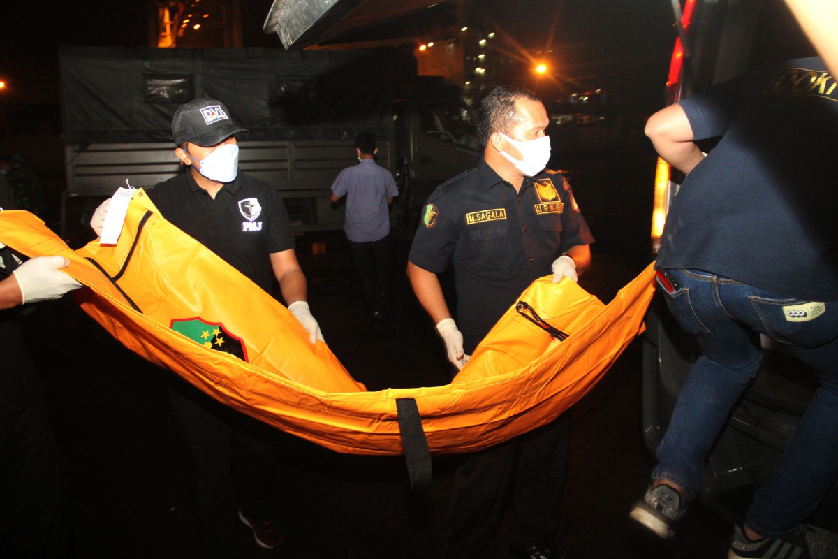 ANGGOTA penyelamat membawa serpihan pesawat berkenaan yang ditemui. FOTO AFP 