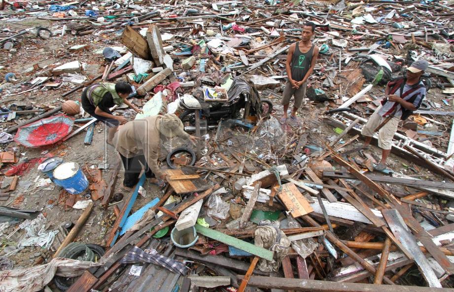 PENDUDUK mencari barangan selepas kejadian tsunami di Tanjung Lesung, Wilayah Banten, hari ini. Foto AFP