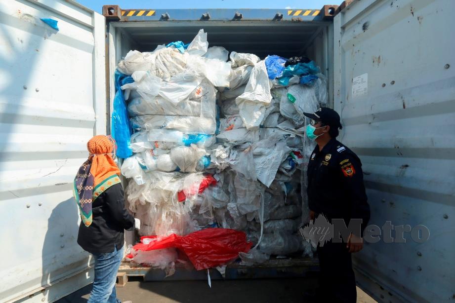 INDONESIA menghantar semula tujuh kontena sampah yang diimport secara haram dari Perancis dan Hong Kong.
