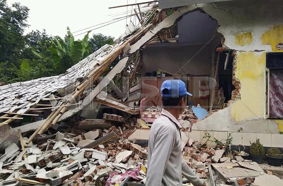 KEADAAN rumah yang musnah akibat gempa bumi di Lombok, semalam. FOTO AFP