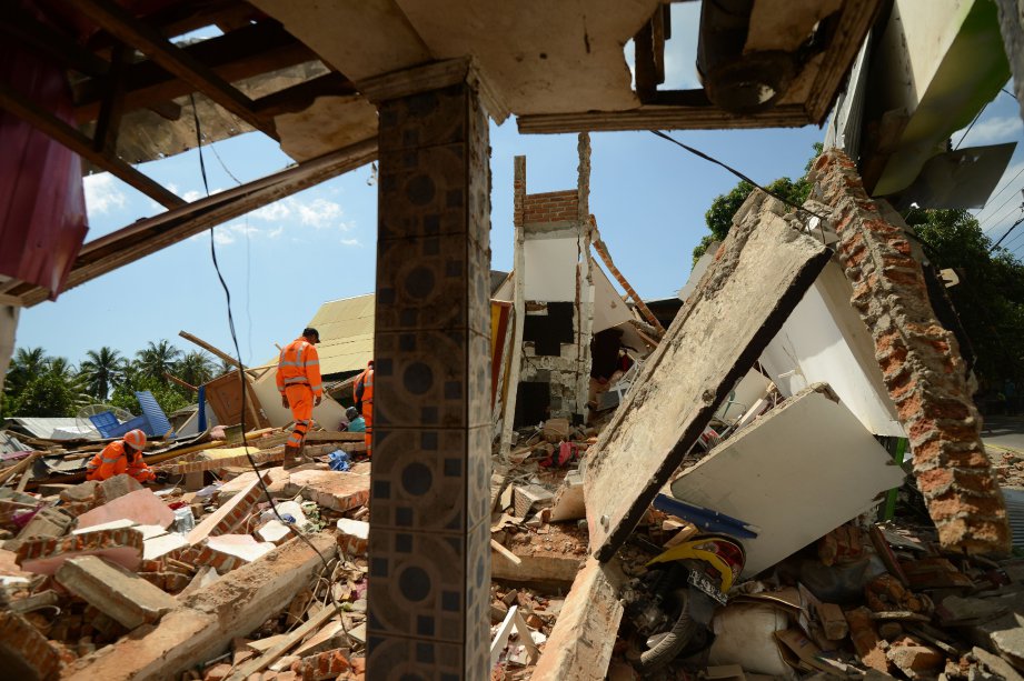 KEMUSNAHAN yang berlaku akibat gempa bumi di Lombok. Foto AFP 