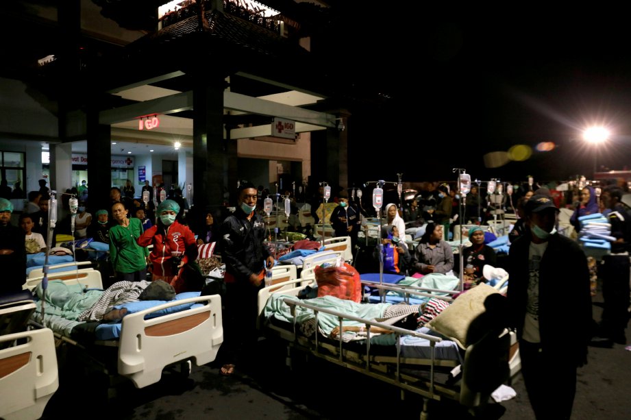 SUASANA di luar sebuah hospital di Lombok dan setakat ini, 82 orang disahkan terkorban akibat gempa bumi. Foto REUTERS
