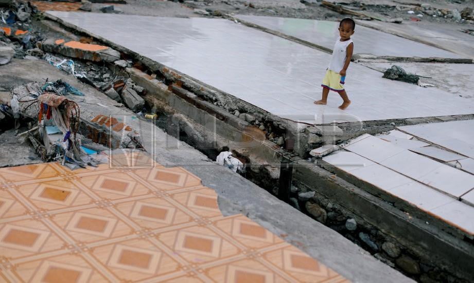 KANAK-KANAK antara mangsa yang terkesan dalam bencana alam di Sulawesi, Indonesia. FOTO Reuters
