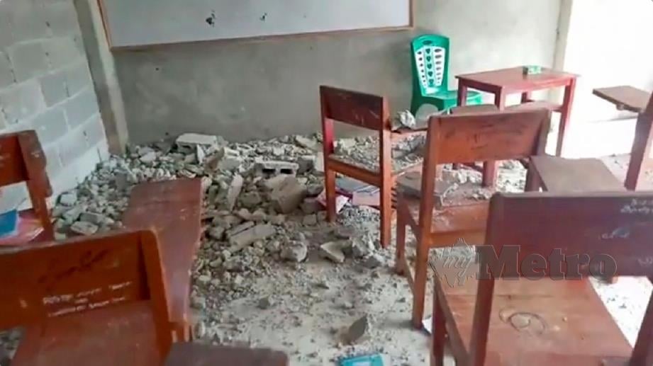 RUNTUHAN konkrit dilihat di tingkat kelas di Sekolah Asrama Al Anshor selepas gempa bumi di Ambon, Maluku, Indonesia.