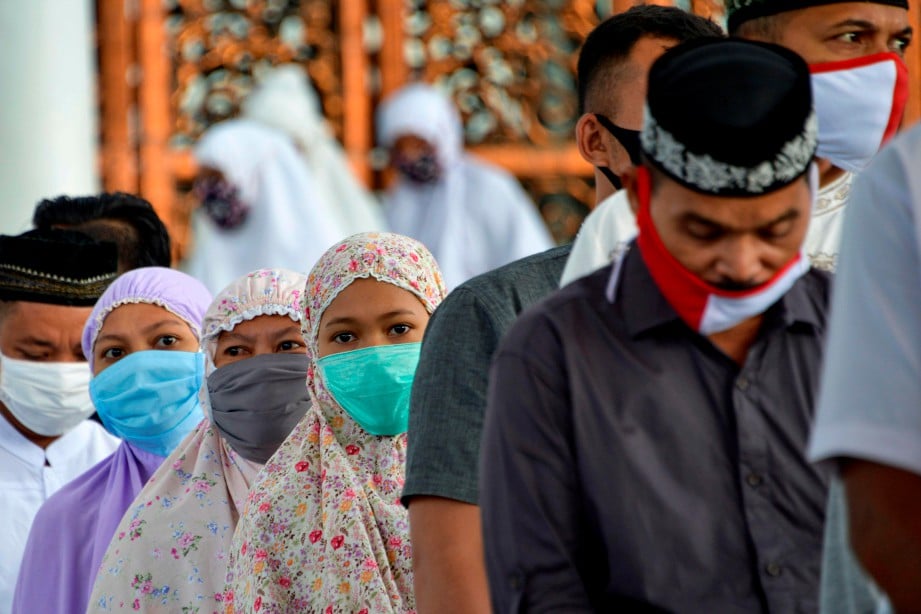 UMAT Islam menunaikan solat Aidilfitri di Masjid Baiturrahman di Banda Aceh, semalam. FOTO AFP 