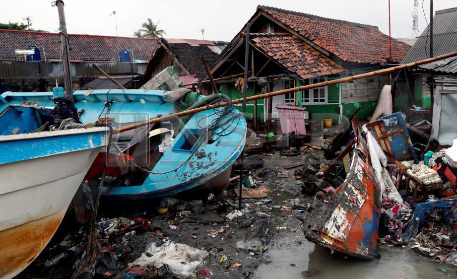 KEADAAN di Anyer, Banten selepas dilanda tsunami. FOTO Reuters