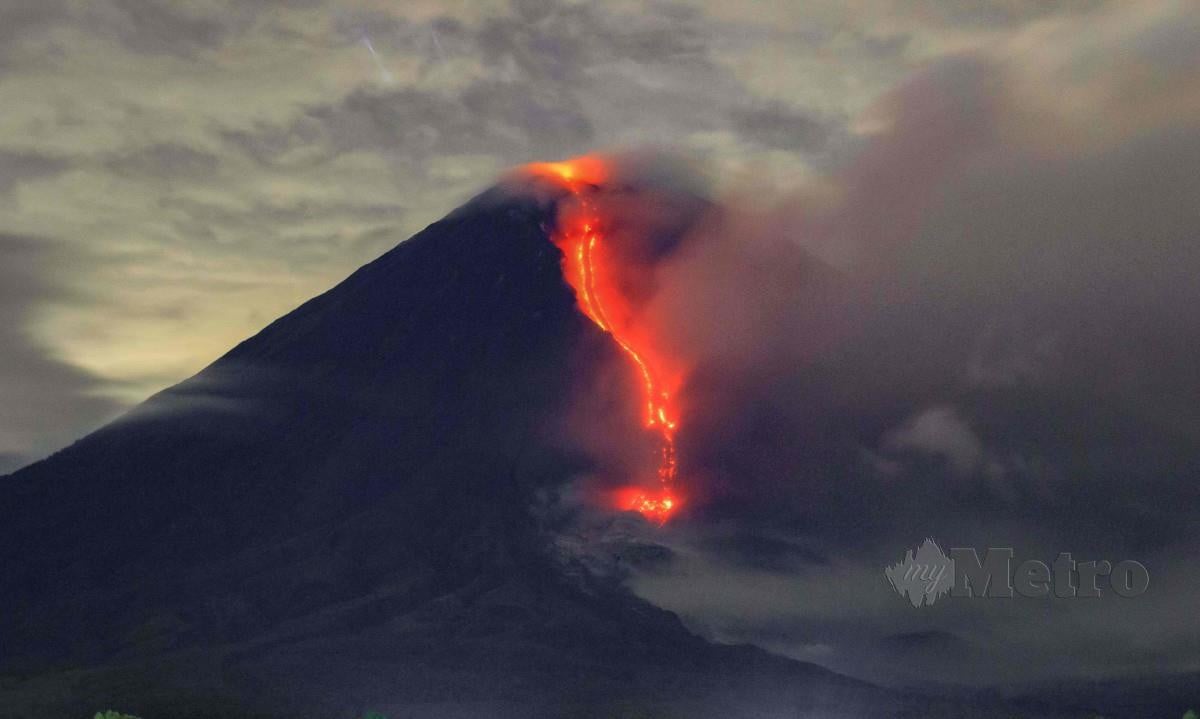 Lava gunung berapi yang meletus sejak semalam. FOTO AFP
