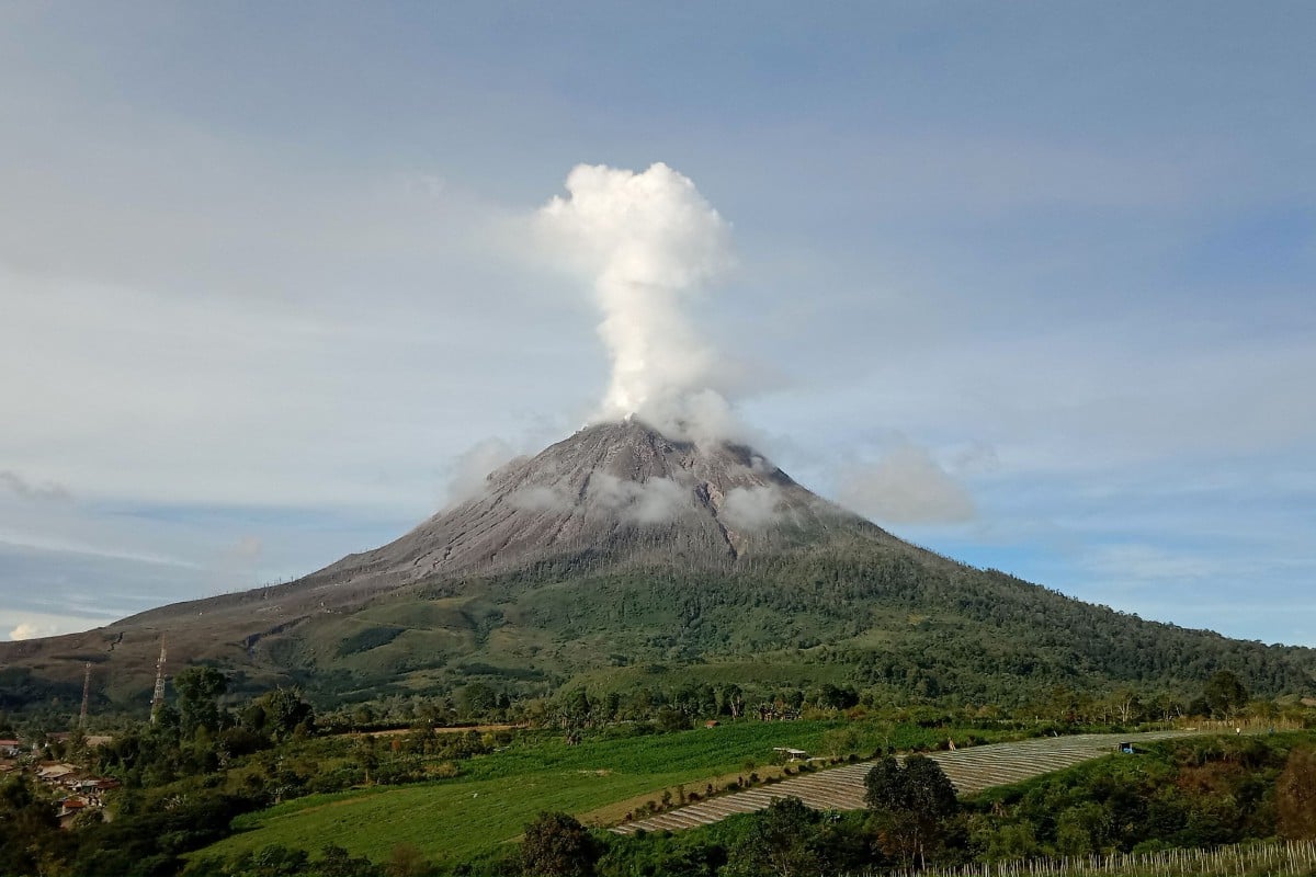 ABU tebal kelihatan daripada letusan Gunung Berapi Sinabung. FOTO AFP 