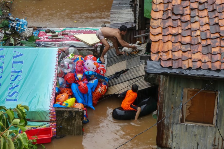 BANJIR sepanjang malam menyebabkan banjir di beberapa daerah Jakarta.