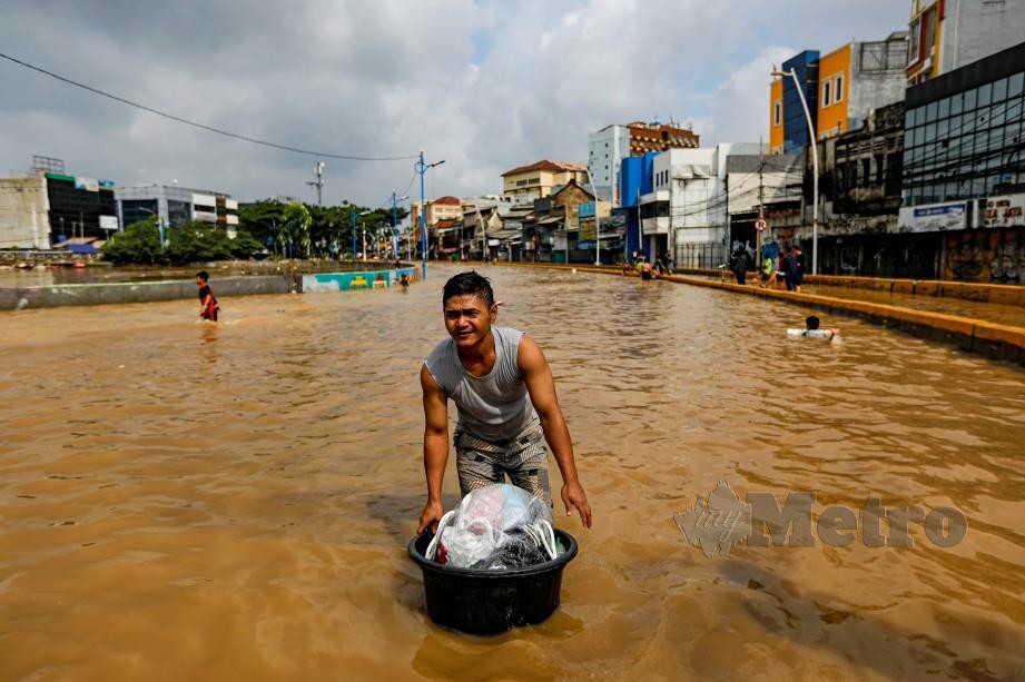 KEADAAN banjir di Jakarta. FOTO Reuters