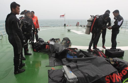 Pasukan penyelam meneruskan usaha untuk mendekati objek besar dipercayai bangkai pesawat AirAsia Indonesia QZ8501. FOTO EPA