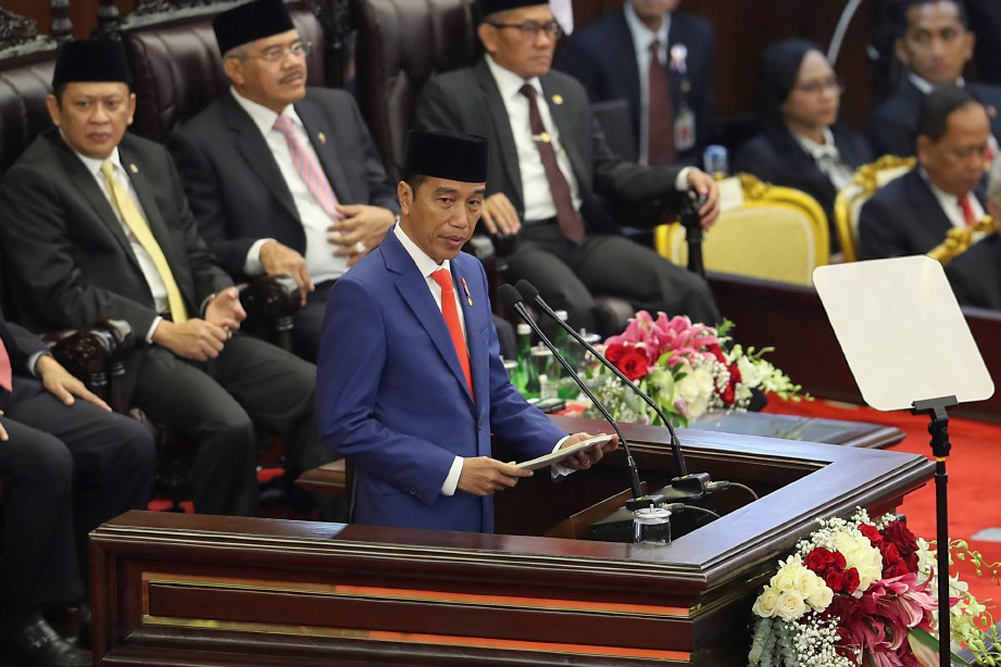 JOKO Widodo secara rasminya mencadangkan kepada Parlimen, rancangan untuk memindahkan ibu kota negara itu ke Kalimantan.  FOTO EPA