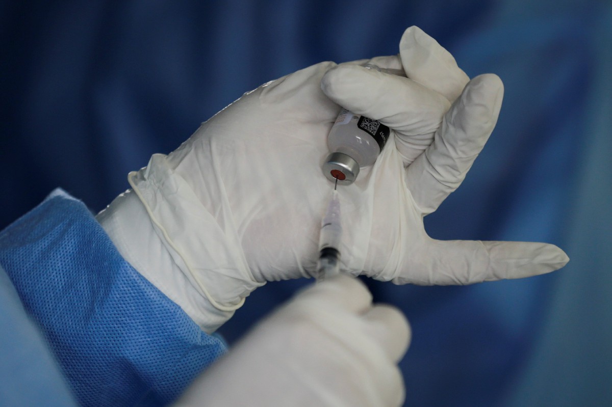 PETUGAS kesihatan menyediakan dos suntikan vaksin Covid-19 Sinovac di Jakarta. FOTO EPA 