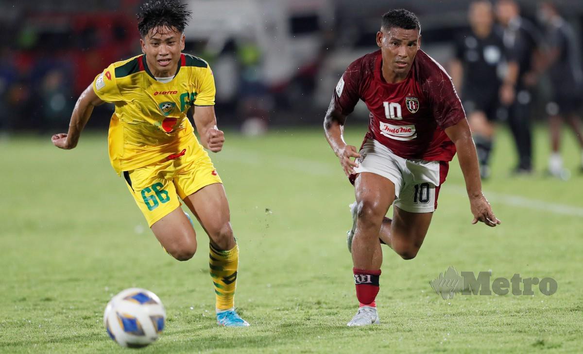 KAMIL (kiri) cuba dicabar pemain Bali United, Eber Bessa dalam perlawanan Piala AFC. FOTO EPA