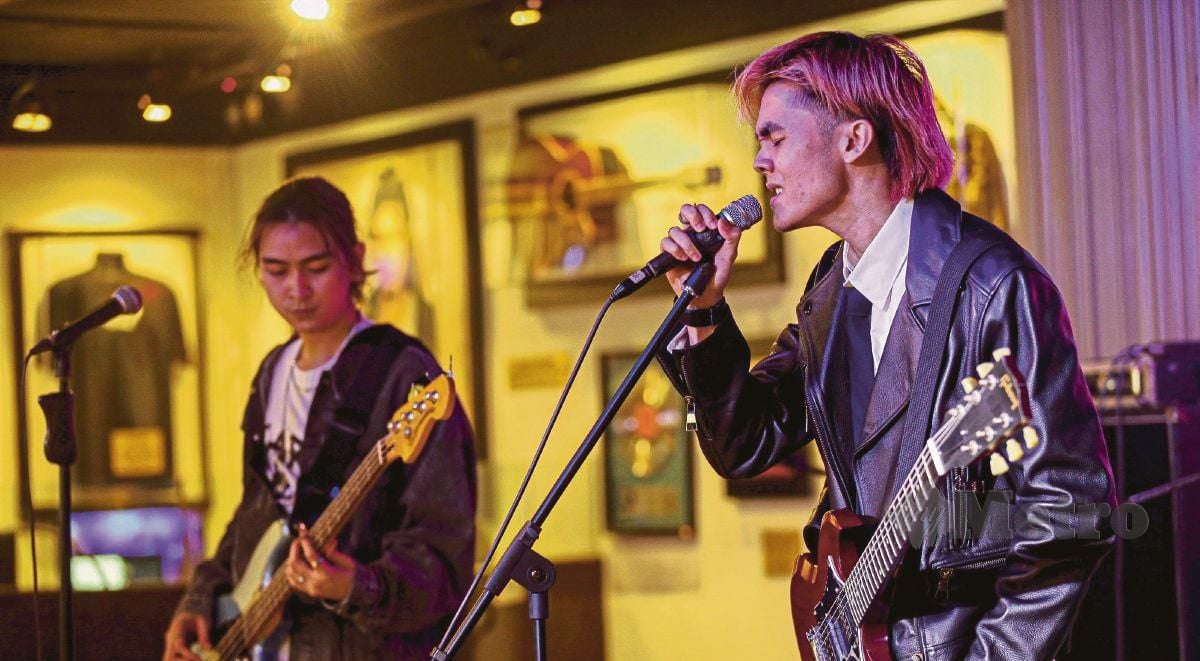 Kumpulan terbaru, Insomniacks yang dianggota tiga anak muda ia itu Iqie (kanan) Iskandar (kiri)  pada sidang media single baharu, Igaun Malam di Hard Rock Cafe. FOTO OWEE AH CHUN