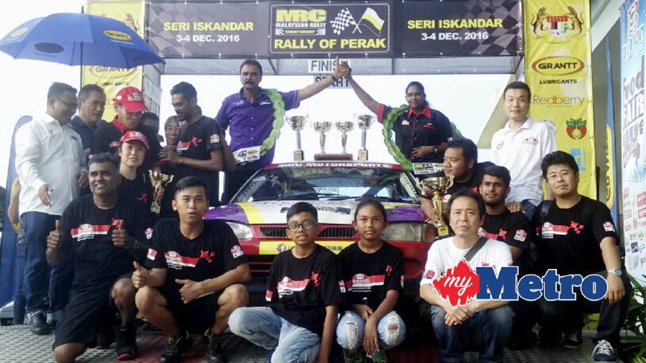 KARAMJIT (baju ungu) bergambar bersama penganjur dan pasukannya  pada Kejohanan Rali Malaysia (MRC) 2016 di Seri Iskandar. FOTO Noor Hidayah Tanzizi
